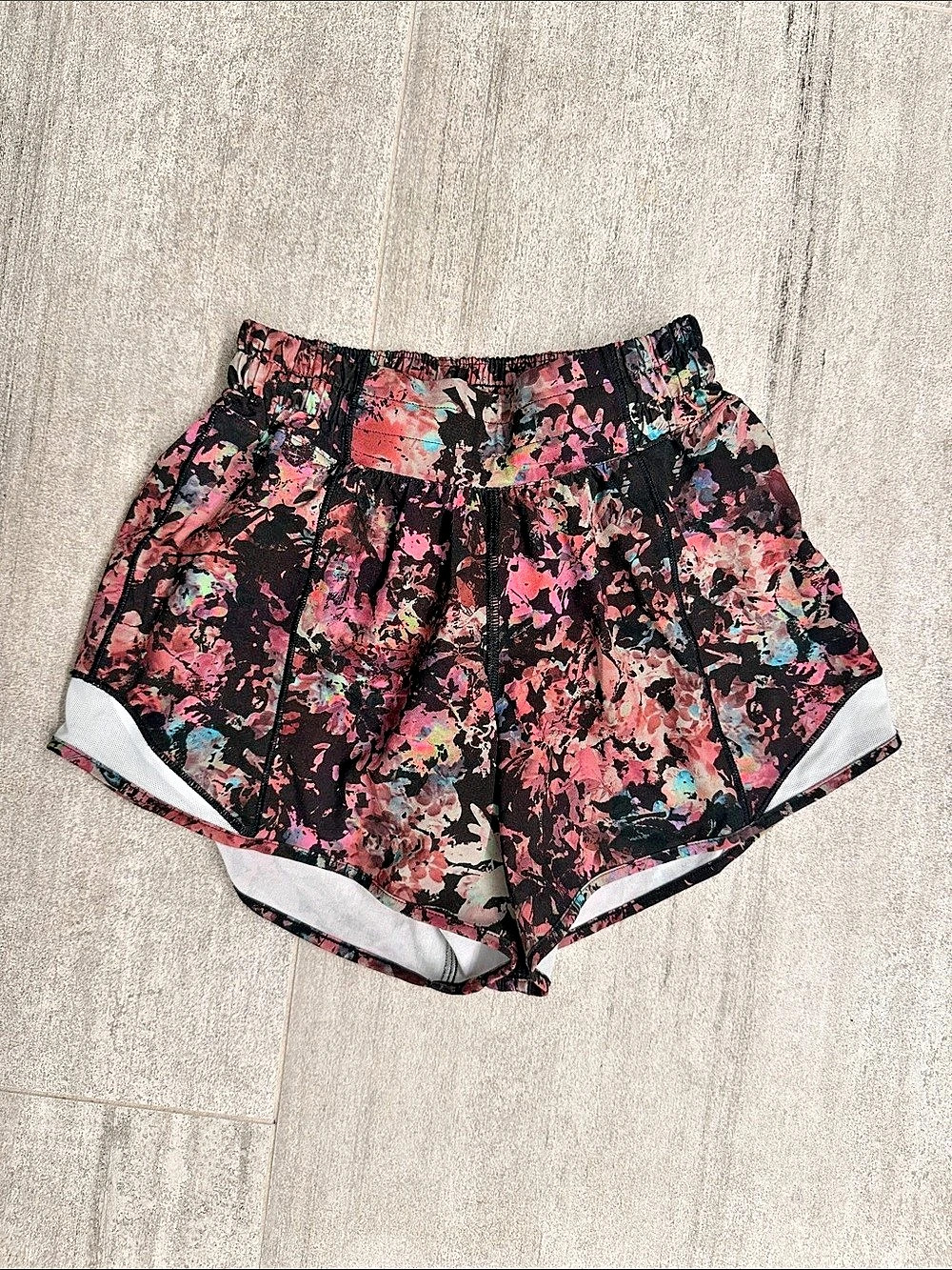 lululemon Hotty Hot shorts Low-Rise Lined Short 4" Floral Shorts Small